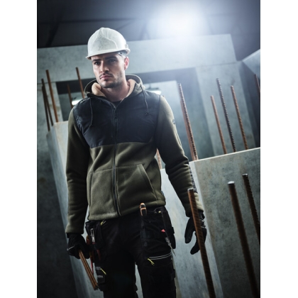 Giacca, Tactical Threads Garrison, colore grigio, Micropile e sherpa, con cappuccio, indossata da un operatore