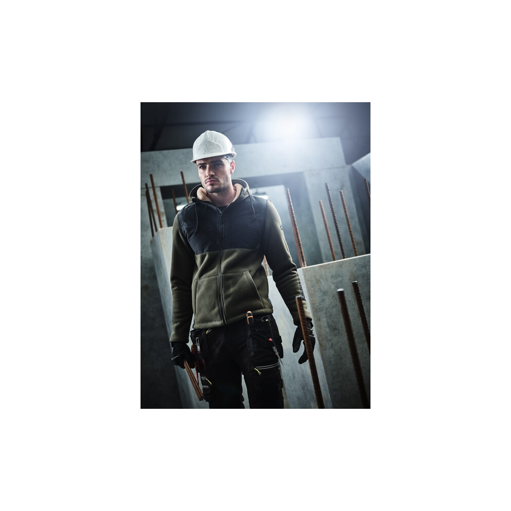 Giacca, Tactical Threads Garrison, colore grigio, Micropile e sherpa, con cappuccio, indossata da un operatore