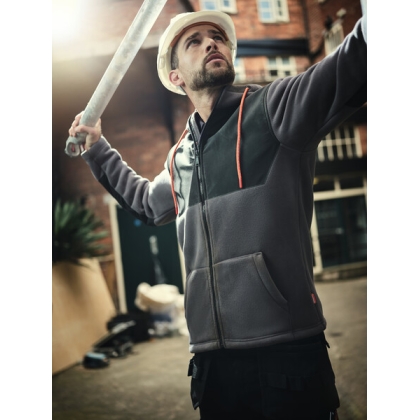 Giacca, Tactical Threads Garrison, colore grigio, Micropile e sherpa, con cappuccio, indossata da un operatore