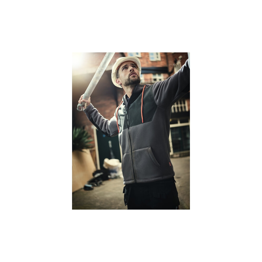 Giacca, Tactical Threads Garrison, colore grigio, Micropile e sherpa, con cappuccio, indossata da un operatore