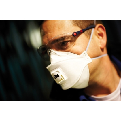 Respiratore 3M 9322+, antipolvere, con valvola, bianca, indossata da un operatore, serie Aura