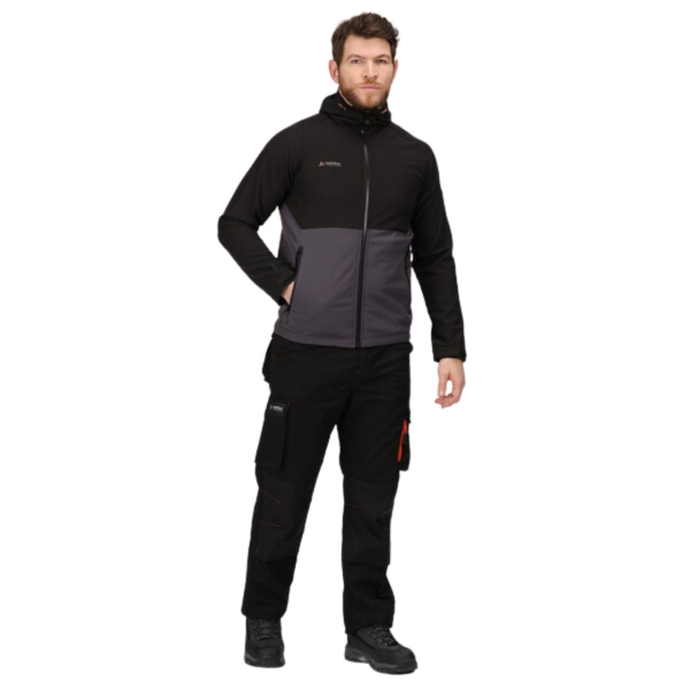 Giacca, Tactical Threads Surrender, colore nero e grigio, Softshell, idrorepellente, con cappuccio, indossata