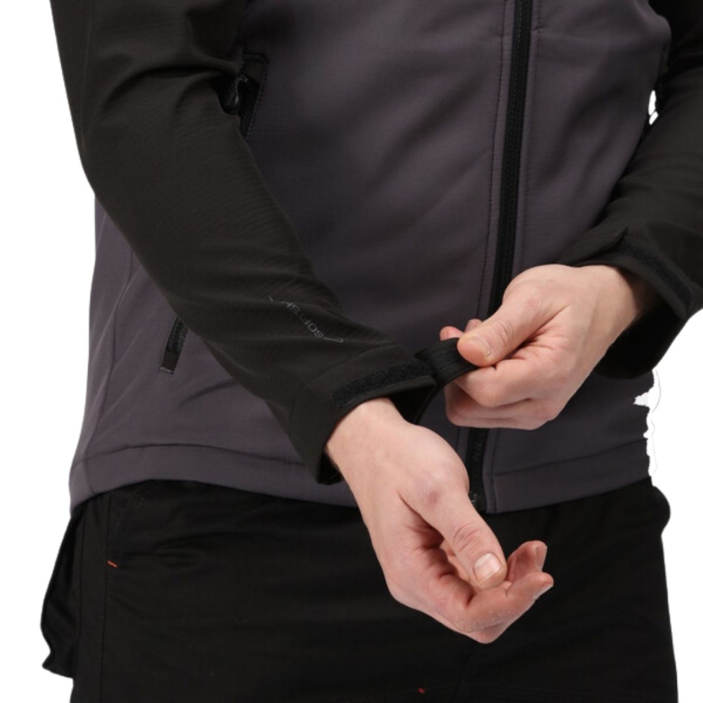 Giacca, Tactical Threads Surrender, colore nero e grigio, Softshell, idrorepellente, con cappuccio, indossata