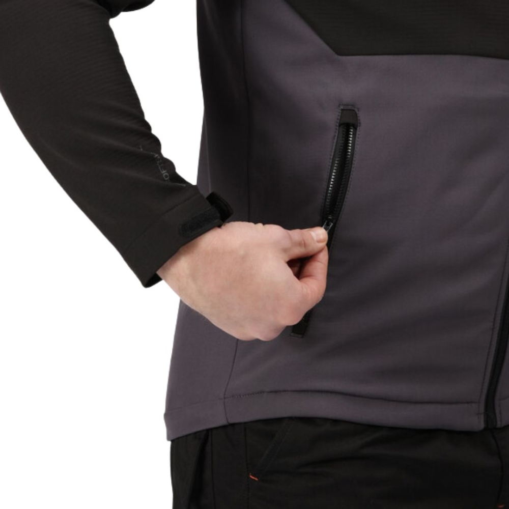 Giacca, Tactical Threads Surrender, colore nero e grigio, Softshell, idrorepellente, con cappuccio, indossata