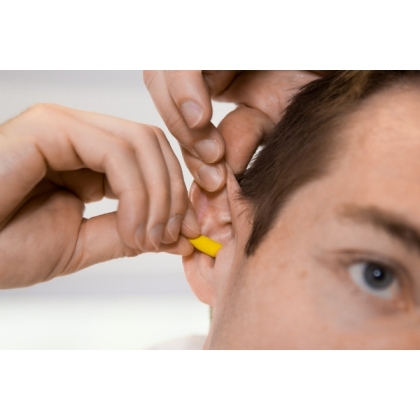 Inserti auricolari 3M, 1100D, colore arancione, con un operatore che gli indossa
