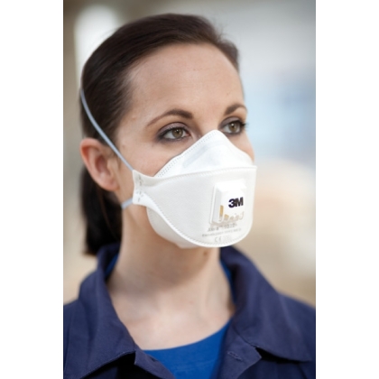 Respiratore 3M 9332+ BULK, antipolvere, con valvola, bianca, indossata da una operatrice, serie Aura