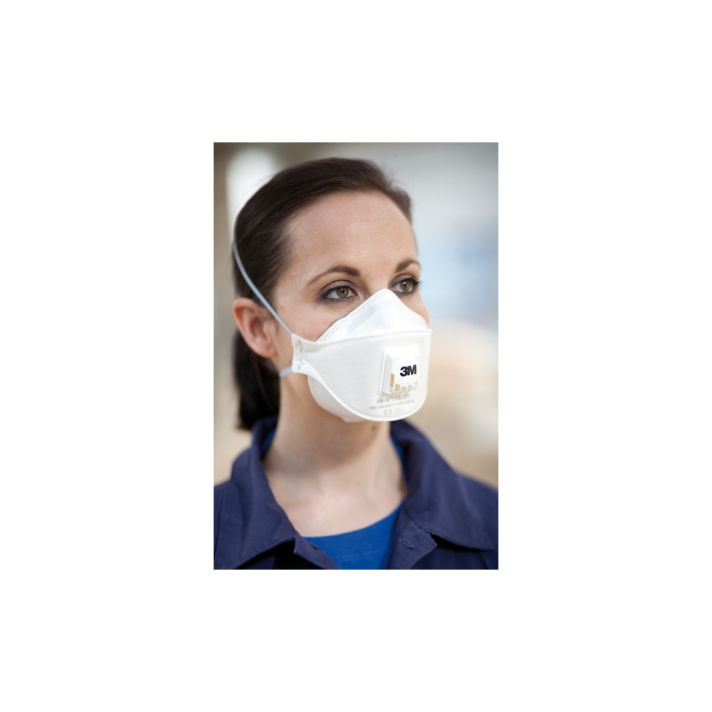 Respiratore 3M 9332+ BULK, antipolvere, con valvola, bianca, indossata da una operatrice, serie Aura