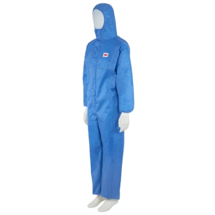 Tuta protettiva monouso 3M, 4532+, colore blu, con cappuccio, indossata da un manichino