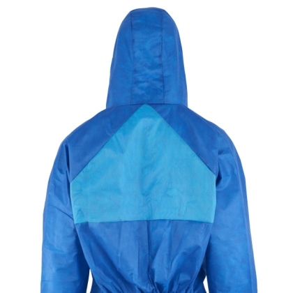 Tuta protettiva monouso 3M, 4532+, colore blu, con cappuccio, indossata da un manichino