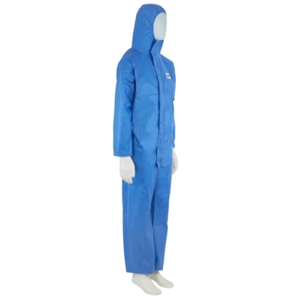 Tuta protettiva monouso 3M, 4532+, colore blu, con cappuccio, indossata da un manichino