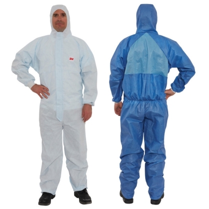 Tuta protettiva monouso 3M, 4532+, colore blu, con cappuccio, indossata da un operatore